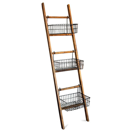 Escalera de madera con cestas