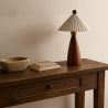 Lámpara de mesa con base de madera y pantalla de cemento blanco - Ambiana image 7