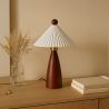 Lámpara de mesa con base de madera y pantalla de cemento blanco - Ambiana image 7