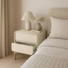 Mesita de noche scandi moderna forrada en polipiel con 2 cajones y patas de madera natural - Bennis image 7