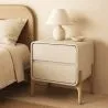 Mesita de noche scandi moderna forrada en polipiel con 2 cajones y patas de madera natural - Bennis image 7